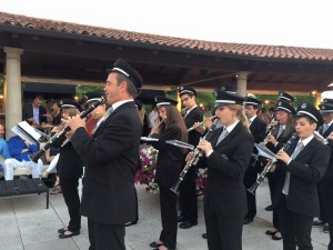 E la banda arrivó