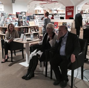 Alla Feltrinelli in Piazza Duomo si parla di cavoli con laurea...