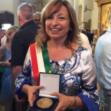 Dontella Tesei, sindaco di Montefalco, con la Medaglia 
d'onore del presidente della Repubblica 
Sergio Mattarella a Montefalco per l'iniziativa.