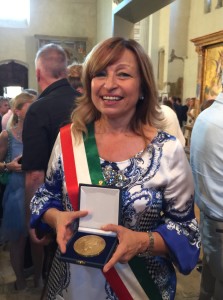 Dontella Tesei, sindaco di Montefalco, con la Medaglia 
d'onore del presidente della Repubblica 
Sergio Mattarella a Montefalco per l'iniziativa.